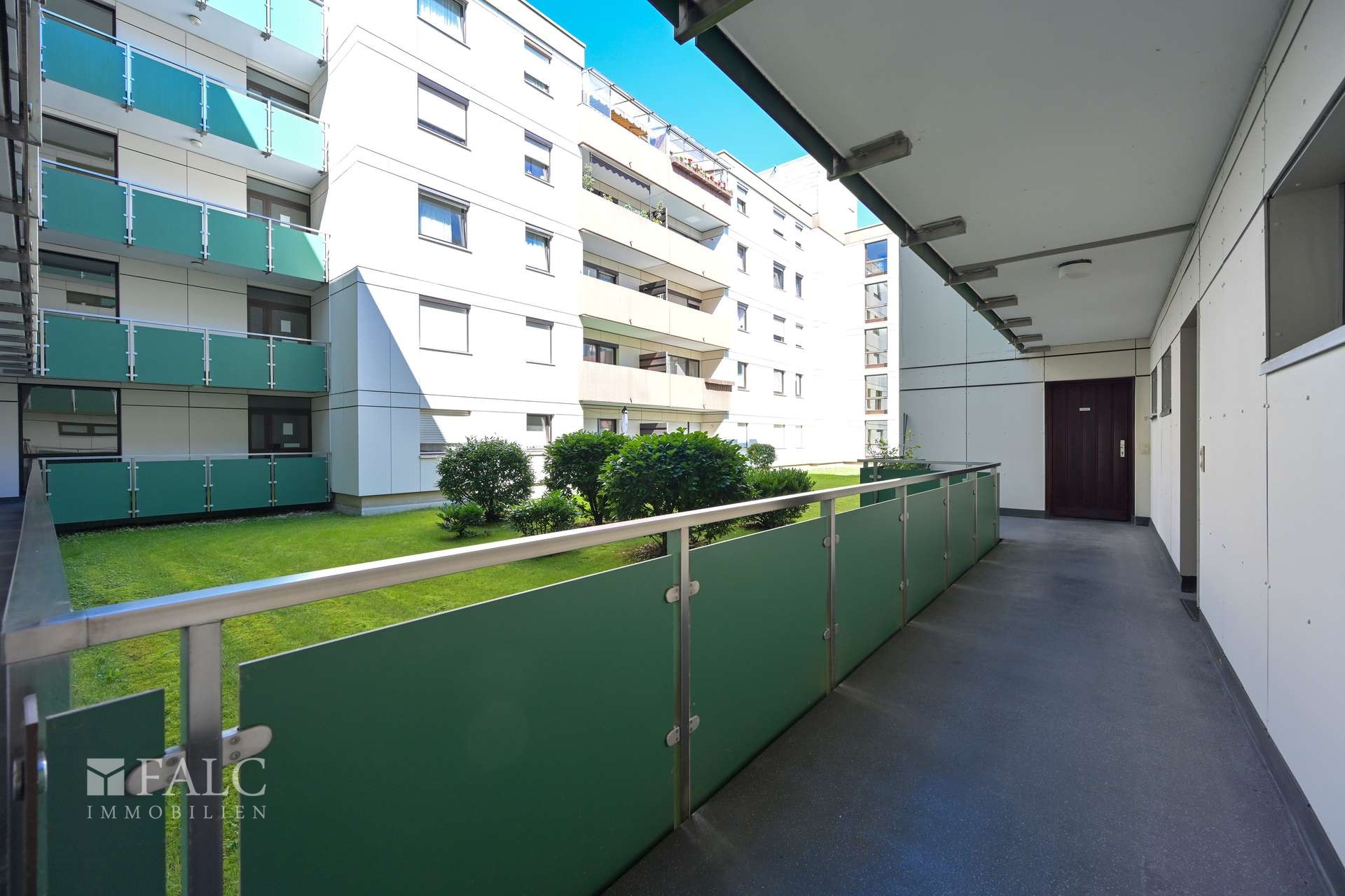 Zugang zur Wohnung Blick Innenhof schräg